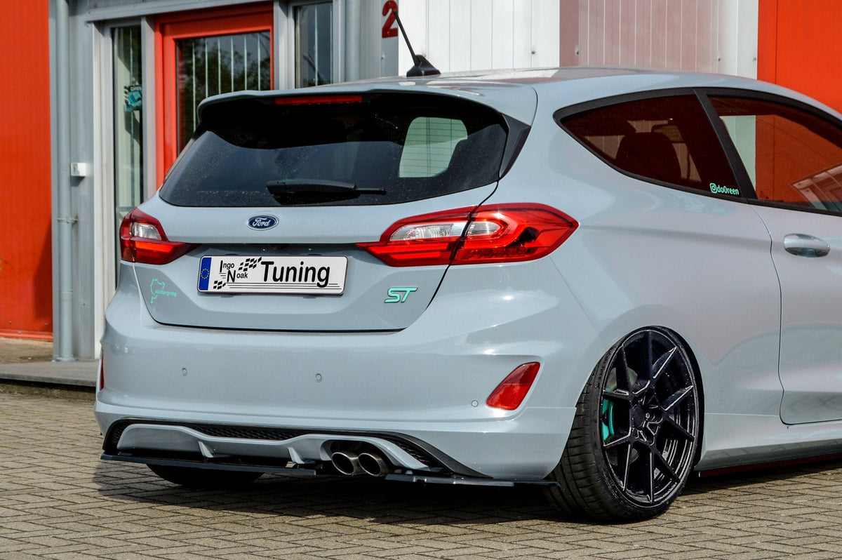 Heckansatz aus ABS für Ford Fiesta ST MK8, schwarz, mit Ingo Noak Tuning Logo, zeigt das aerodynamische Design.