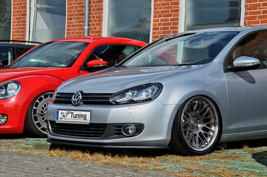 Frontspoilerlippe für VW Golf 6 1K von Ingo Noak Tuning, zeigt die aerodynamische Designlinie und den schwarzen Kunststoff.