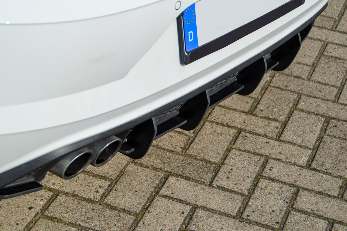 Heckansatz für VW Polo 6 GTI 2G Ingo Noak Tuning, schwarzes Auto mit sichtbarem Heckansatz, sportliches Design