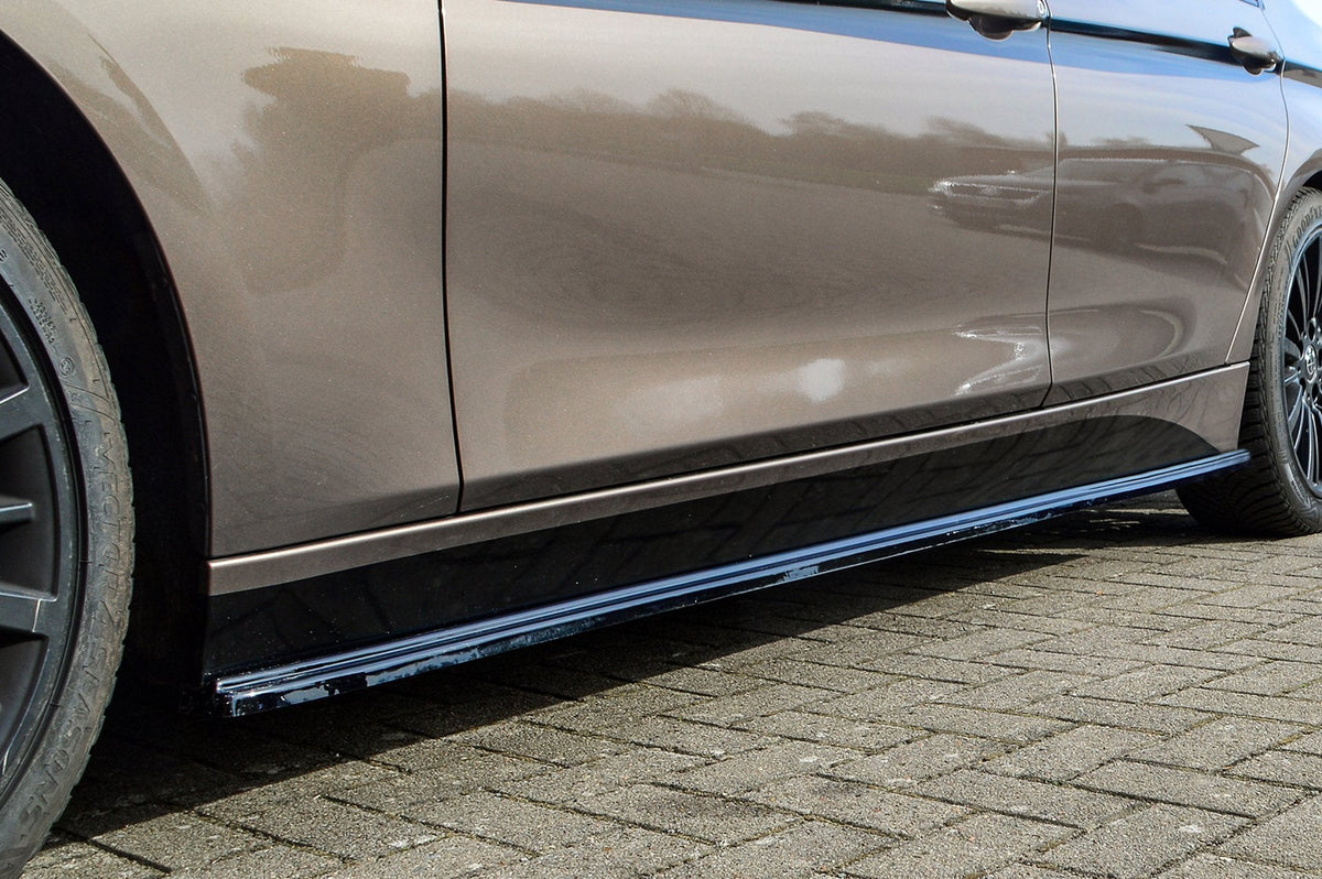 Seitenschweller für BMW 3er F30 F31 ohne M-Paket von Ingo Noak Tuning, schwarze Kunststoffteile, montiert am Fahrzeug