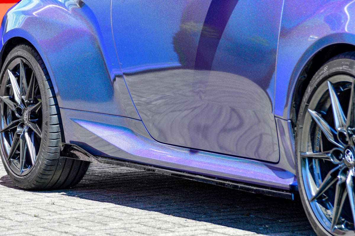 Seitenschweller mit Wings hinten für Toyota Yaris GR von Ingo Noak Tuning, weiße Kunststoffteile, montiert am Fahrzeug.