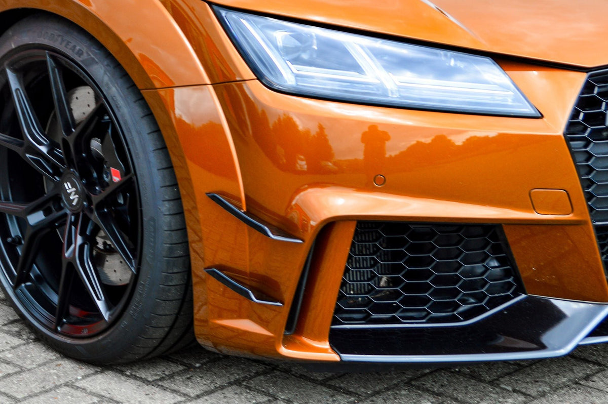 ABS Spoilerflaps für Audi TT RS 8S Vorfacelift, Ingo Noak Tuning, sichtbar an der Fahrzeugseite, verbessern Aerodynamik und Design.