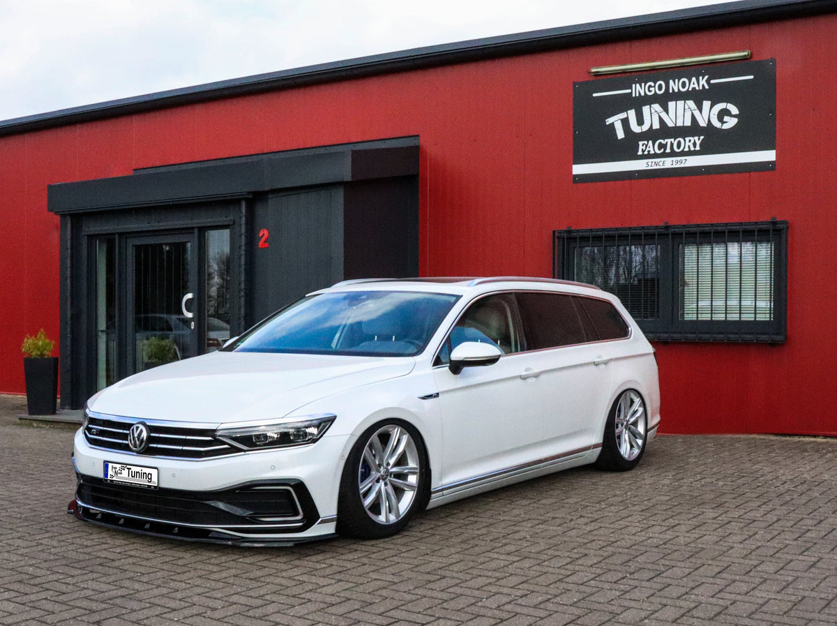 Spoilerschwert Cuplippe für VW Passat 3G B8 R-Line, Ingo Noak Tuning, aus ABS, zeigt das montierte Teil an der Fahrzeugrückseite