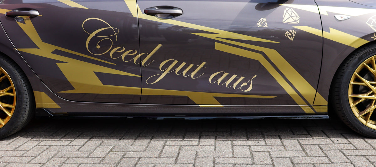 Seitenschweller mit Wing hinten für Kia Ceed CD, Ingo Noak Tuning, aerodynamicisches Autoteil, schwarz glänzend, montiert am Fahrzeug