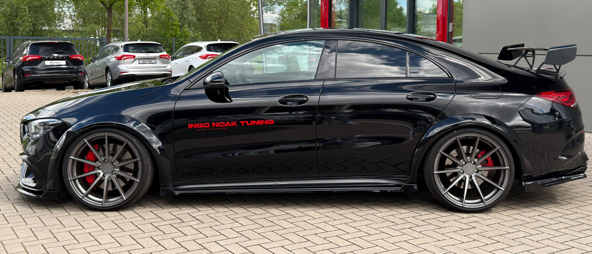 Seitenschweller mit Wing aus ABS für Mercedes CLA 35/45 AMG, Ingo Noak Tuning, schwarze Oberfläche, sportliches Design