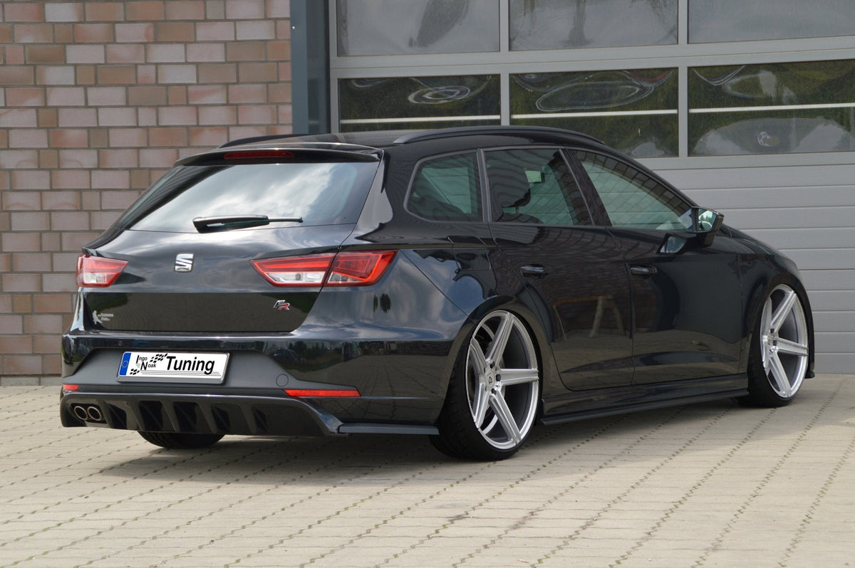Ingo Noak Tuning Heckansatz mit Seitenteilen für Seat Leon 3 5F ST, schwarzes Fahrzeug, Heckstoßstange und Seitenteile sichtbar
