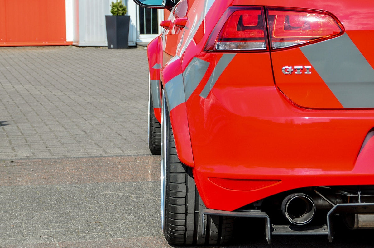 Breiter Kotflügelverbreiterungssatz aus ABS für VW Golf 7 GTI, passend für Ingo Noak Tuning, sichtbar an den erweiterten Kotflügeln