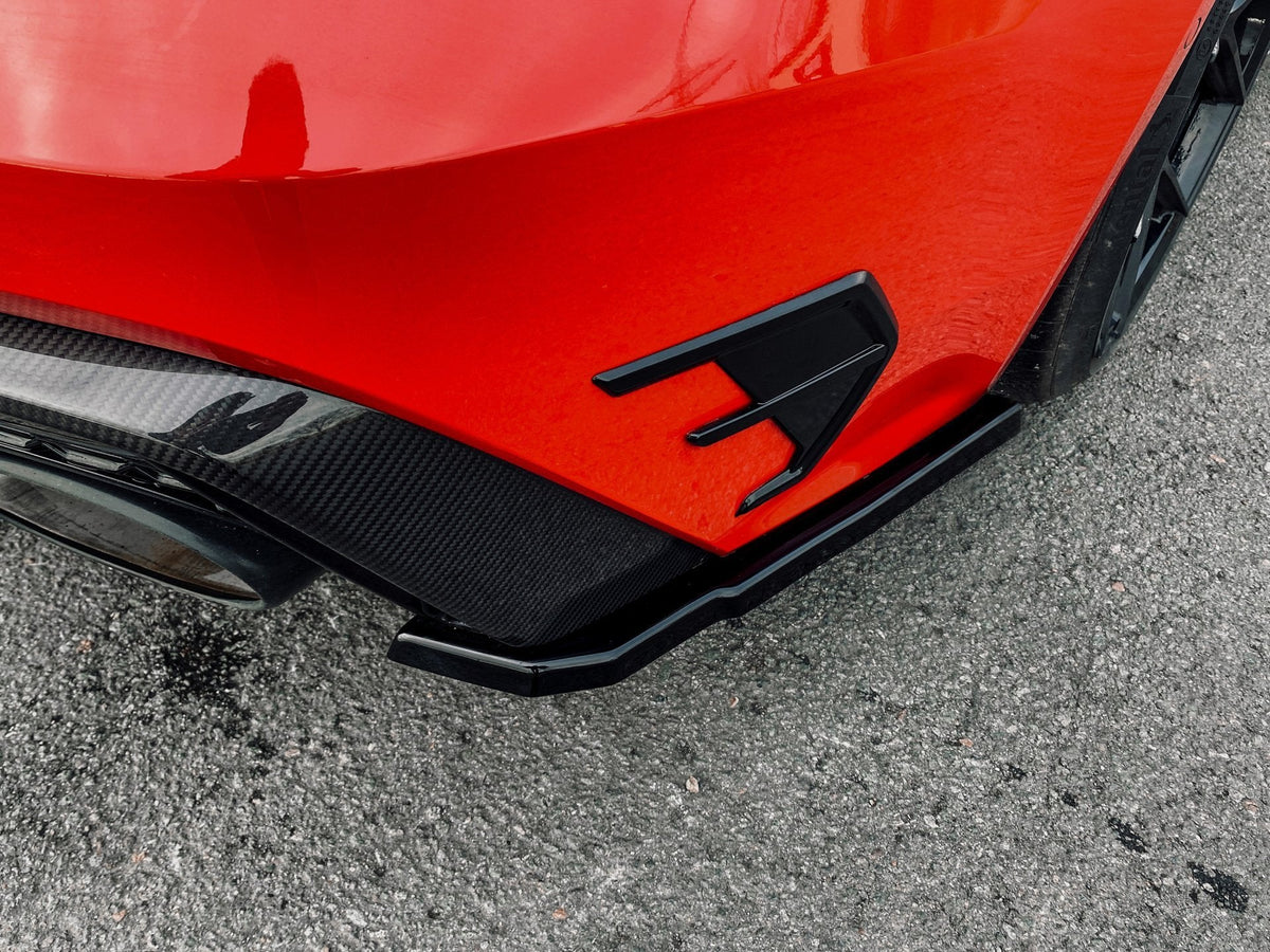 Seitenteile für den Heckansatz des Audi RS7 8C 4K von Ingo Noak Tuning, schwarze Carbonschicht, aerodynamisches Design