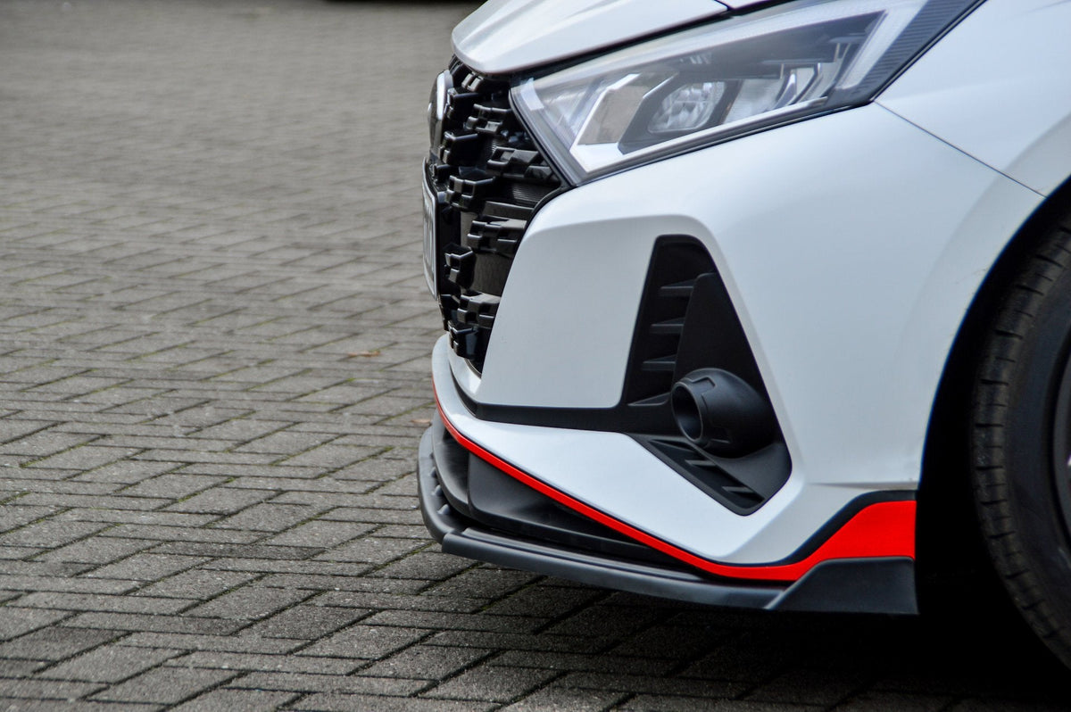 Frontspoilerlippe mit Wing für Hyundai I20N Performance, Ingo Noak Tuning, aerodynamisches Auto-Upgrade, sichtbar am Fahrzeug.