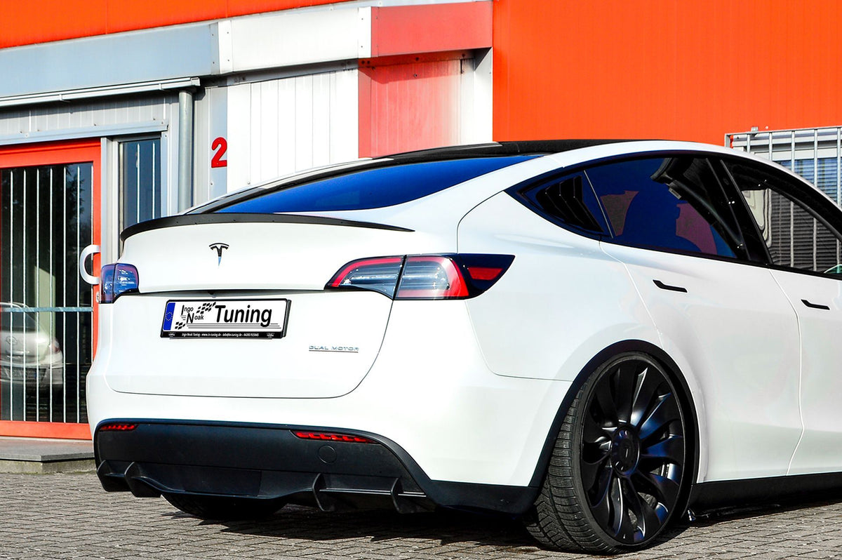 Gefräster Heckansatz mit vier ABS-Finnen für Audi Tesla Model Y, von Ingo Noak Tuning, sichtbare Heckpartie mit Finnen aus Kunststoff.