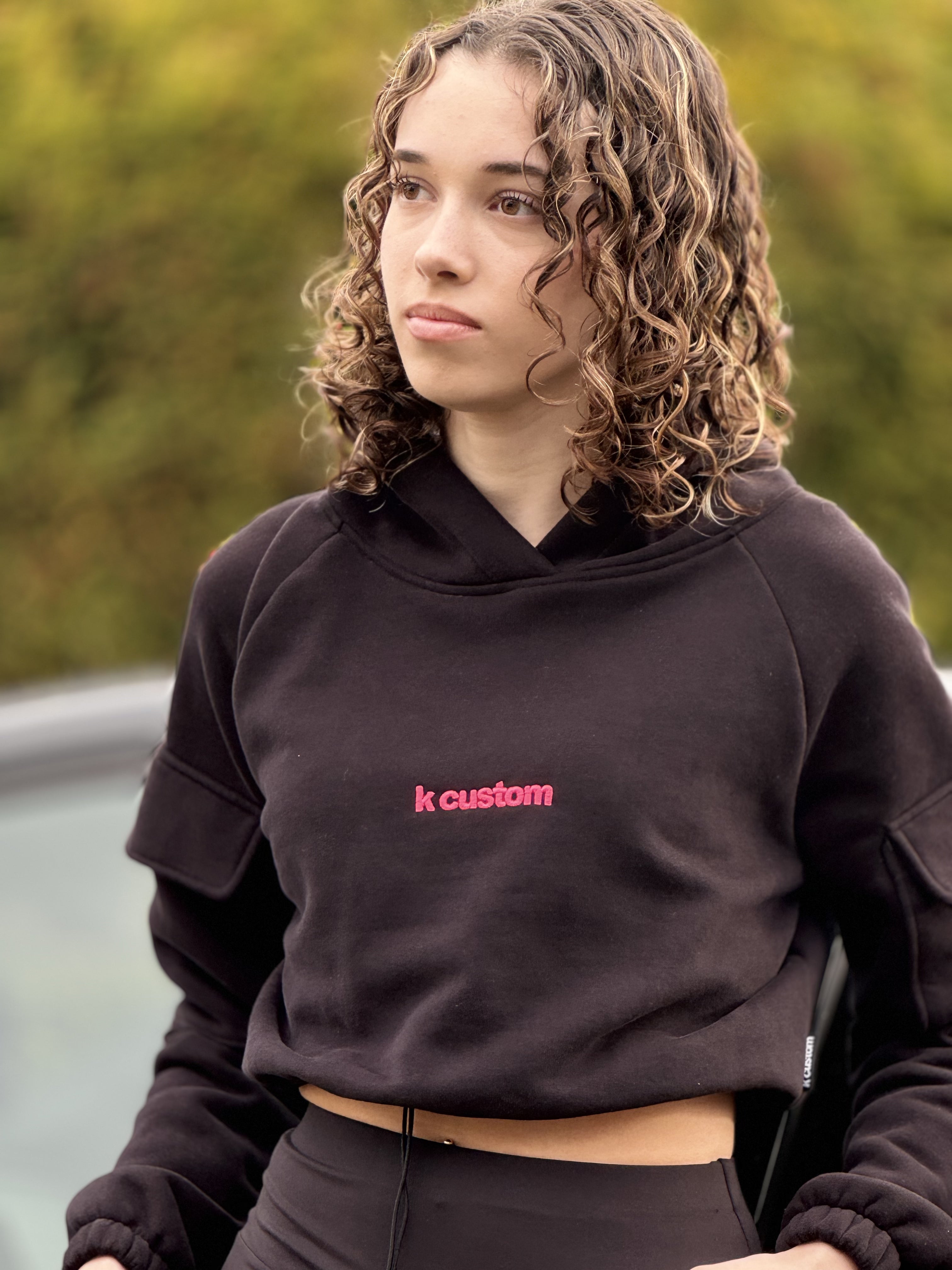 K-CUSTOM OVERSIZE CROP - Kapuzenpullover - black mit Stick in pink