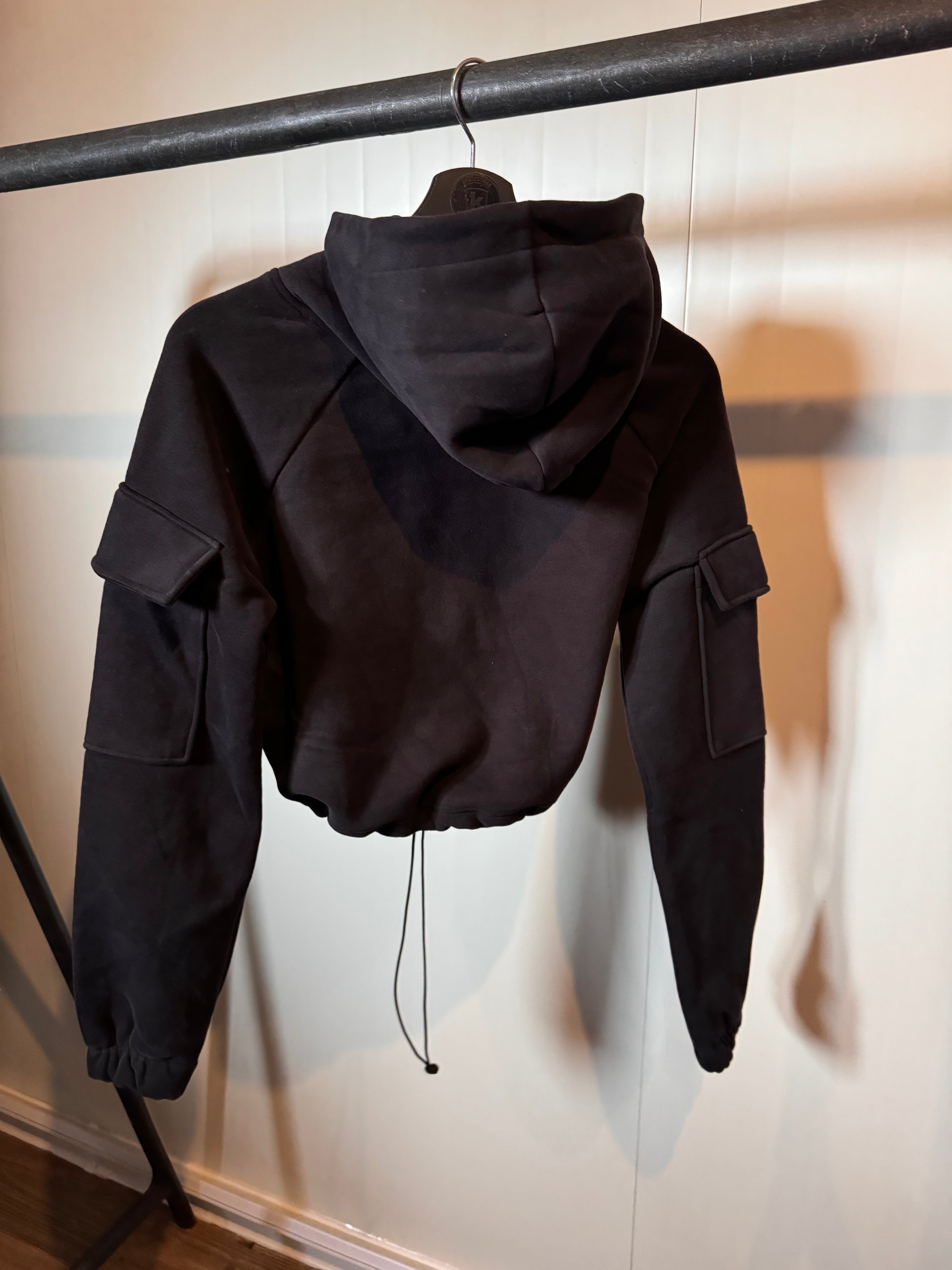 OVERSIZE CROP - Kapuzenpullover - black mit Stick in weiß