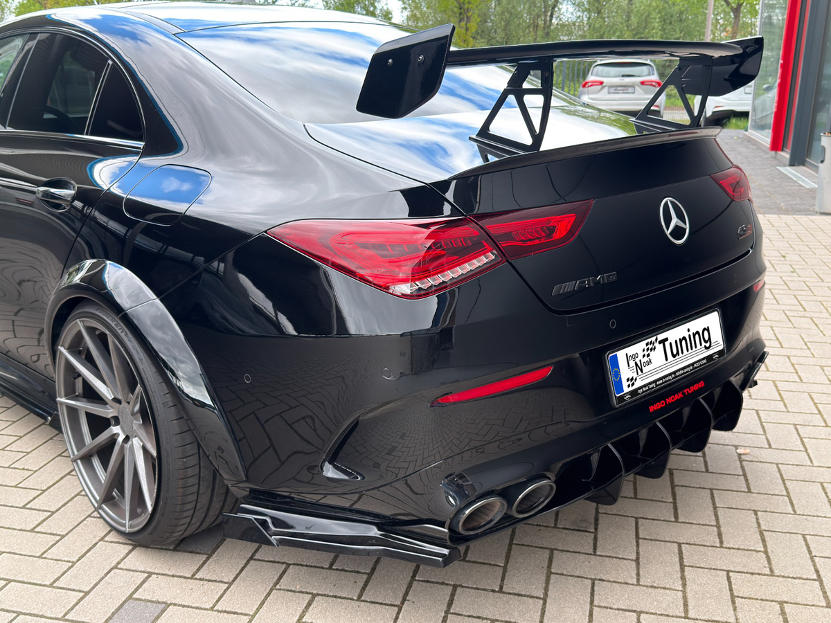 Weißes Widebodykit aus ABS für Mercedes CLA 35/45 AMG Aeropaket, von Ingo Noak Tuning, sichtbare Karosserie-Details.
