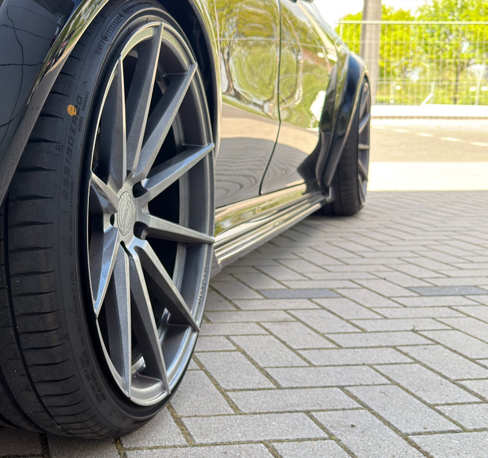 Seitenschweller mit Wing aus ABS für Mercedes CLA 35/45 AMG, schwarz, von Ingo Noak Tuning, zeigt das aerodynamische Design